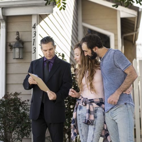 couple-signing-papers-fr-new-house